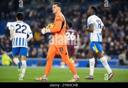 Brighton et Hove Albion contre Manchester City - premier League match au American Express Community Stadium, Brighton. Samedi samedi 9 novembre 2024 - le gardien de Manchester City Ederson pendant le match. Usage éditorial exclusif. Pas de merchandising. Pour Football images, les restrictions FA et premier League s'appliquent inc. aucune utilisation d'Internet/mobile sans licence FAPL - pour plus de détails, contactez Football Dataco Banque D'Images