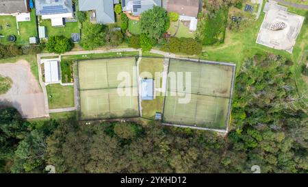 Photographie aérienne par drone des courts de tennis du Winmalee and District Tennis Club dans les Blue Mountains en Nouvelle-Galles du Sud, Australie. Banque D'Images