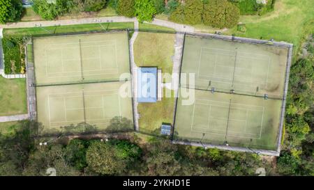 Photographie aérienne par drone des courts de tennis du Winmalee and District Tennis Club dans les Blue Mountains en Nouvelle-Galles du Sud, Australie. Banque D'Images