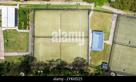 Photographie aérienne par drone des courts de tennis du Winmalee and District Tennis Club dans les Blue Mountains en Nouvelle-Galles du Sud, Australie. Banque D'Images