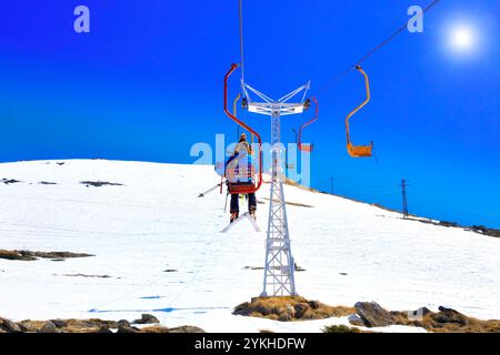 Magnifique vue sur le téléphérique dans les montagnes. L'elbrous Banque D'Images