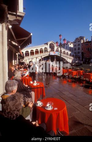 PONT DU RIALTO Venise tables Café clients vue café Pont du Rialto serveur printemps matin sur le Grand canal avec vue directe sur le Pont du Rialto Venise Italie Banque D'Images