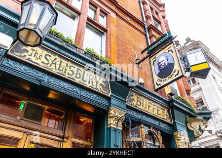 Extérieur du pub Salisbury, Covent Garden, Londres, Angleterre Banque D'Images