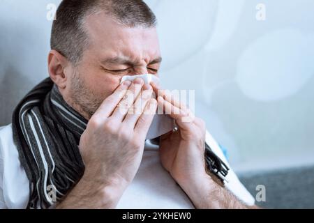 Homme soufflé nez dans tissu ayant jamais couché dans le lit Banque D'Images