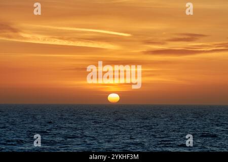 Le soleil se couche magnifiquement sur l'horizon dans la mer. Banque D'Images