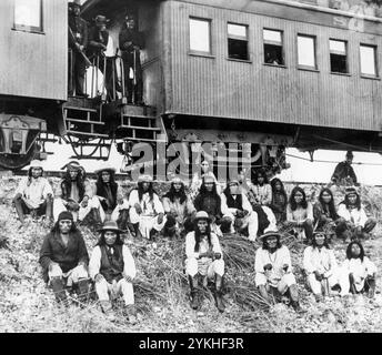 Geronimo (au premier rang, troisième à partir de la droite) et d'autres prisonniers indiens Apache en route pour la Floride en train le 10 septembre 1886. Naiche est photographiée immédiatement à la gauche de Geronimo. Lozen, la célèbre guerrière, est vue dans la rangée arrière, troisième à partir de la droite, dans l'onln photographie connue d'elle. (ÉTATS-UNIS) Banque D'Images