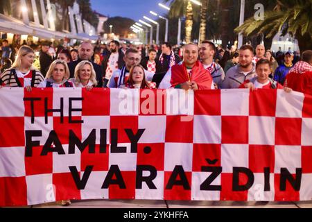 Split, Croatie. 18 novembre 2024. Les supporters croates se rassemblent dans les rues de Split, en Croatie, devant le match de l'UEFA Nations League entre la Croatie et le Portugal le 18 novembre 2024. Photo : Ivo Cagalj/PIXSELL crédit : Pixsell/Alamy Live News Banque D'Images