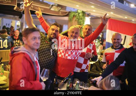 Split, Croatie. 18 novembre 2024. Les supporters croates se rassemblent dans les rues de Split, en Croatie, devant le match de l'UEFA Nations League entre la Croatie et le Portugal le 18 novembre 2024. Photo : Ivo Cagalj/PIXSELL crédit : Pixsell/Alamy Live News Banque D'Images