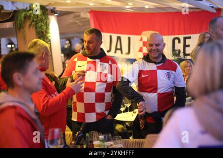 Split, Croatie. 18 novembre 2024. Les supporters croates se rassemblent dans les rues de Split, en Croatie, devant le match de l'UEFA Nations League entre la Croatie et le Portugal le 18 novembre 2024. Photo : Ivo Cagalj/PIXSELL crédit : Pixsell/Alamy Live News Banque D'Images