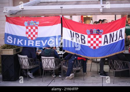 Split, Croatie. 18 novembre 2024. Les supporters croates se rassemblent dans les rues de Split, en Croatie, devant le match de l'UEFA Nations League entre la Croatie et le Portugal le 18 novembre 2024. Photo : Ivo Cagalj/PIXSELL crédit : Pixsell/Alamy Live News Banque D'Images