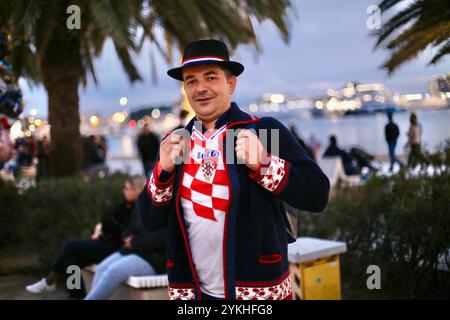 Split, Croatie. 18 novembre 2024. Les supporters croates se rassemblent dans les rues de Split, en Croatie, devant le match de l'UEFA Nations League entre la Croatie et le Portugal le 18 novembre 2024. Photo : Ivo Cagalj/PIXSELL crédit : Pixsell/Alamy Live News Banque D'Images