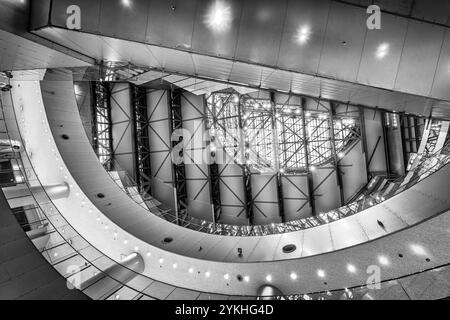 Superbe vue verticale en noir et blanc à l'intérieur du hall international de la préfecture de Fukuoka ACROS, Fukuoka, Japon, le 2 octobre 2024 Banque D'Images