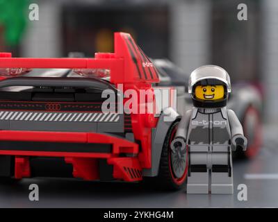 Tambov, Fédération de Russie - 24 juin 2024 LEGO Audi S1 E-tron Quattro conducteur de voiture près de l'arrière de sa voiture. Champions de vitesse LEGO Banque D'Images