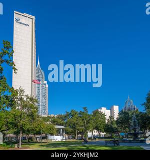 L'horizon de la ville depuis Bienville Square, un parc dans le centre-ville de Mobile, Alabama, États-Unis Banque D'Images