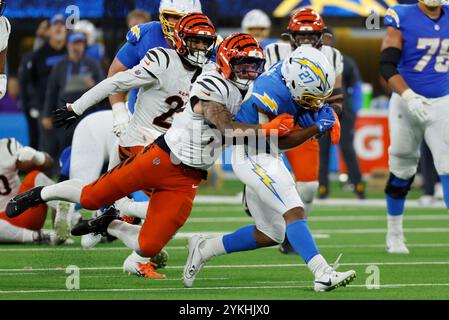 17 novembre 2024 les Chargers de Los Angeles Running Back J.K. Dobbins (27 ans) transporte le ballon pendant le match NFL entre les Chargers de Los Angeles et les Bengals de Cincinnati à Inglewood, en Californie. Crédit photo obligatoire : Charles Baus/CSM Banque D'Images