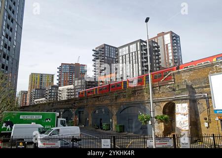 South Western Railway train et appartements de grande hauteur près de Nine Elms Market en octobre 2024 Londres SW8 Angleterre Royaume-Uni KATHY DEWITT Banque D'Images