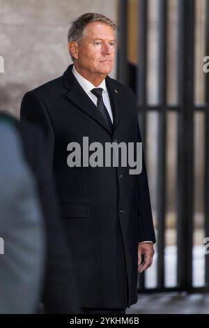 Kranzniederlegung zum Volkstrauertag in der Neuen Wache, Berlin, 17.11.2024 Klaus Iohannis Präsident von Rumänien BEI der Kranzniederlegung zum Volkstrauertag in der Zentralen Gedenkstätte der Bundesrepublik Deutschland für die Opfer von Krieg und Gewaltherrschaft. Berlin, 17.11.2024 Berlin Neue Wache *** cérémonie de dépôt de couronne le jour du souvenir à la Neue Wache, Berlin, 17 11 2024 Klaus Iohannis Président de la Roumanie lors de la cérémonie de dépôt de couronne le jour du souvenir au Mémorial central de la République fédérale d'Allemagne aux victimes de la guerre et de la tyrannie Berlin, 17 11 2024 Berlin Neue Wach Banque D'Images
