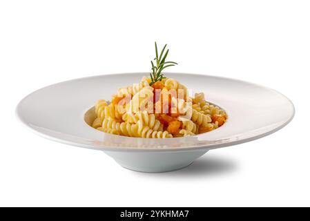 Pâtes fusilli assaisonnées de sauce citrouille avec brin de romarin dans un plat blanc isolé sur blanc avec chemin de coupe inclus Banque D'Images