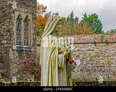 La statue de la Bienheureuse Vierge marie dans la promenade du Rosaire. Les frères, Aylesford, Banque D'Images