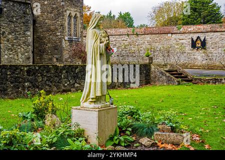 La statue de la Bienheureuse Vierge marie dans la promenade du Rosaire. Les frères, Aylesford, Banque D'Images