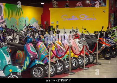 Achetez des scooters peints avec des graffitis dans le quartier de Wynwood à Miami, Floride, États-Unis Banque D'Images