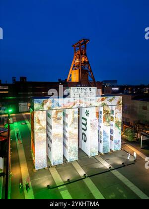 Temporäre Kunstinstallation Global Gate auf dem UNESCO-Welterbe Zeche Zollverein, Interpretation des Brandenburger Tores aus 37 Frachttainern, entstanden im Rahmen der Ki-Biennale, künstlerisch gestaltet vom Künstler Super*me, entwickelt von Marcus Schäfer, steht bis zum 30.03.25 auf dem Zollverein Gelände, EssenNRW, Deutschland, Global Gate Zollverein *** installation artistique temporaire Global Gate à la Portail de la Bienburg créé par l'UNESCO Super*Made de l'artiste du patrimoine mondial de Kennale 37, créé par l'artiste du site de l'UNESCO en Banque D'Images