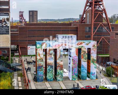 Temporäre Kunstinstallation Global Gate auf dem UNESCO-Welterbe Zeche Zollverein, Interpretation des Brandenburger Tores aus 37 Frachttainern, entstanden im Rahmen der Ki-Biennale, künstlerisch gestaltet vom Künstler Super*me, entwickelt von Marcus Schäfer, steht bis zum 30.03.25 auf dem Zollverein Gelände, EssenNRW, Deutschland, Global Gate Zollverein *** installation artistique temporaire Global Gate à la Portail de la Bienburg créé par l'UNESCO Super*Made de l'artiste du patrimoine mondial de Kennale 37, créé par l'artiste du site de l'UNESCO en Banque D'Images