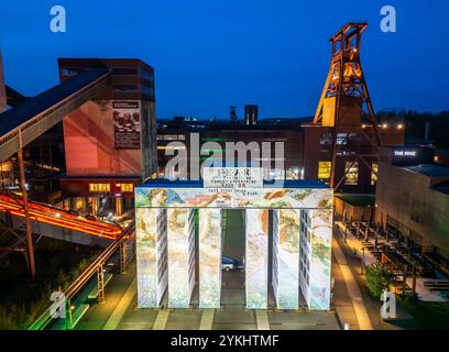 Temporäre Kunstinstallation Global Gate auf dem UNESCO-Welterbe Zeche Zollverein, Interpretation des Brandenburger Tores aus 37 Frachttainern, entstanden im Rahmen der Ki-Biennale, künstlerisch gestaltet vom Künstler Super*me, entwickelt von Marcus Schäfer, steht bis zum 30.03.25 auf dem Zollverein Gelände, EssenNRW, Deutschland, Global Gate Zollverein *** installation artistique temporaire Global Gate à la Portail de la Bienburg créé par l'UNESCO Super*Made de l'artiste du patrimoine mondial de Kennale 37, créé par l'artiste du site de l'UNESCO en Banque D'Images