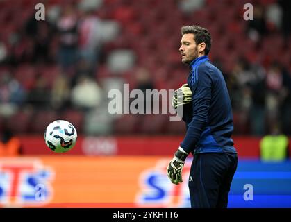 L'écossais Craig Gordon s'échauffe avant le match du Groupe A1 de l'UEFA Nations League au stade PGE Narodowy de Varsovie. Date de la photo : lundi 18 novembre 2024. Banque D'Images