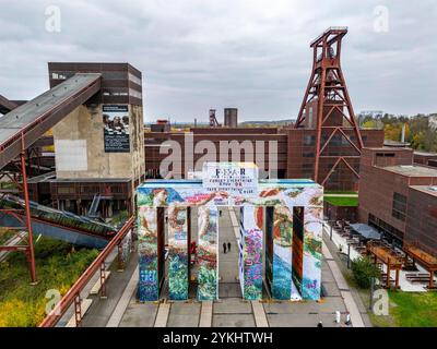 Temporäre Kunstinstallation Global Gate auf dem UNESCO-Welterbe Zeche Zollverein, Interpretation des Brandenburger Tores aus 37 Frachttainern, entstanden im Rahmen der Ki-Biennale, künstlerisch gestaltet vom Künstler Super*me, entwickelt von Marcus Schäfer, steht bis zum 30.03.25 auf dem Zollverein Gelände, EssenNRW, Deutschland, Global Gate Zollverein *** installation artistique temporaire Global Gate à la Portail de la Bienburg créé par l'UNESCO Super*Made de l'artiste du patrimoine mondial de Kennale 37, créé par l'artiste du site de l'UNESCO en Banque D'Images