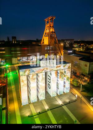 Temporäre Kunstinstallation Global Gate auf dem UNESCO-Welterbe Zeche Zollverein, Interpretation des Brandenburger Tores aus 37 Frachttainern, entstanden im Rahmen der Ki-Biennale, künstlerisch gestaltet vom Künstler Super*me, entwickelt von Marcus Schäfer, steht bis zum 30.03.25 auf dem Zollverein Gelände, EssenNRW, Deutschland, Global Gate Zollverein *** installation artistique temporaire Global Gate à la Portail de la Bienburg créé par l'UNESCO Super*Made de l'artiste du patrimoine mondial de Kennale 37, créé par l'artiste du site de l'UNESCO en Banque D'Images