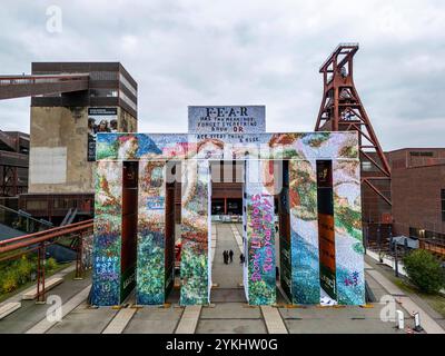 Temporäre Kunstinstallation Global Gate auf dem UNESCO-Welterbe Zeche Zollverein, Interpretation des Brandenburger Tores aus 37 Frachttainern, entstanden im Rahmen der Ki-Biennale, künstlerisch gestaltet vom Künstler Super*me, entwickelt von Marcus Schäfer, steht bis zum 30.03.25 auf dem Zollverein Gelände, EssenNRW, Deutschland, Global Gate Zollverein *** installation artistique temporaire Global Gate à la Portail de la Bienburg créé par l'UNESCO Super*Made de l'artiste du patrimoine mondial de Kennale 37, créé par l'artiste du site de l'UNESCO en Banque D'Images