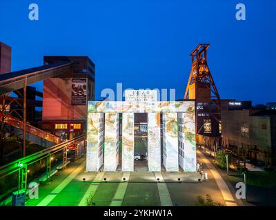 Temporäre Kunstinstallation Global Gate auf dem UNESCO-Welterbe Zeche Zollverein, Interpretation des Brandenburger Tores aus 37 Frachttainern, entstanden im Rahmen der Ki-Biennale, künstlerisch gestaltet vom Künstler Super*me, entwickelt von Marcus Schäfer, steht bis zum 30.03.25 auf dem Zollverein Gelände, EssenNRW, Deutschland, Global Gate Zollverein *** installation artistique temporaire Global Gate à la Portail de la Bienburg créé par l'UNESCO Super*Made de l'artiste du patrimoine mondial de Kennale 37, créé par l'artiste du site de l'UNESCO en Banque D'Images