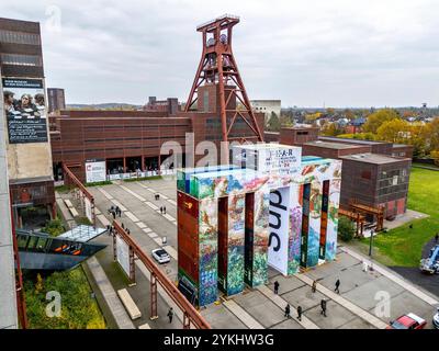 Temporäre Kunstinstallation Global Gate auf dem UNESCO-Welterbe Zeche Zollverein, Interpretation des Brandenburger Tores aus 37 Frachttainern, entstanden im Rahmen der Ki-Biennale, künstlerisch gestaltet vom Künstler Super*me, entwickelt von Marcus Schäfer, steht bis zum 30.03.25 auf dem Zollverein Gelände, EssenNRW, Deutschland, Global Gate Zollverein *** installation artistique temporaire Global Gate à la Portail de la Bienburg créé par l'UNESCO Super*Made de l'artiste du patrimoine mondial de Kennale 37, créé par l'artiste du site de l'UNESCO en Banque D'Images