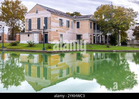 Maisons historiques à l'intérieur du parc Louis Armstrong près de Dumaine Street à la Nouvelle-Orléans, Louisiane. Banque D'Images