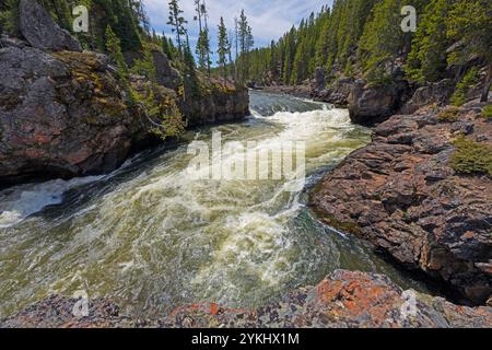 La rivière Yellowstone juste avant qu'elle ne passe au-dessus des Lower Falls dans le parc national de Yellowstone dans le Wyoming Banque D'Images