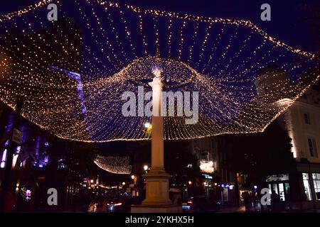 Londres, Royaume-Uni. 18 novembre 2024. Lumières de Noël à Seven Dials à Covent Garden. Crédit : Vuk Valcic/Alamy Live News Banque D'Images