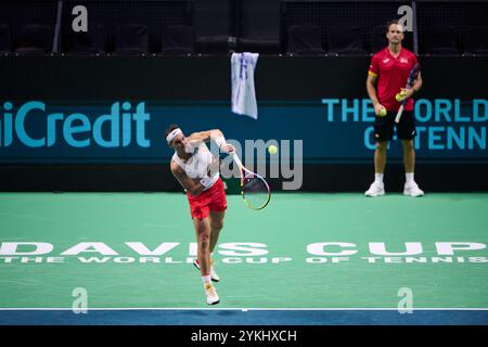 Malaga, Espagne. 18 novembre 2024. MALAGA, ESPAGNE - 18 NOVEMBRE : Rafa Nadal, de l'équipe d'Espagne, sert lors d'une séance d'essais avant la finale de la Coupe Davis 2024 au Palacio de Deportes Jose Maria Martin Carpena le 18 novembre 2024 à Malaga, Espagne. (Photo de Francisco Macia/photo Players images/Magara Press) crédit : Magara Press SL/Alamy Live News Banque D'Images