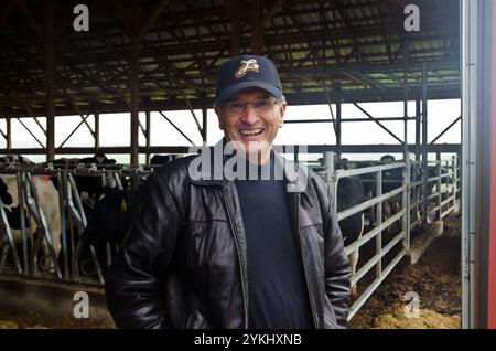 Luke Brubaker, fondateur et copropriétaire de Brubaker Farms, qui est à la fois un journal intime et producteur d’énergie verte à Mount Joy, PA, le 19 mars 2011. La ferme familiale appartenant à Luke, Mike et Tony Brubaker compte environ 850 vaches et 700 jeunes animaux, produisant 20 200 000 livres de lait l'an dernier. Elle compte 13 employés à temps plein et plus de 1 500 acres de terres agricoles. Leur digesteur de méthane a été rendu possible grâce à une subvention du programme REAP (rural Energy for America) du Département de l'Agriculture des États-Unis (USDA) qui a fourni une part des coûts de l'achat du digesteur. Il peut gérer plus de 41 859 metr Banque D'Images