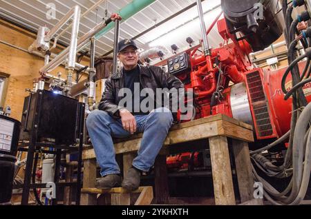 Luke Brubaker, fondateur et copropriétaire de Brubaker Farms, qui est à la fois un journal intime et producteur d’énergie verte à Mount Joy, PA, le 19 mars 2011. La ferme familiale appartenant à Luke, Mike et Tony Brubaker compte environ 850 vaches et 700 jeunes animaux, produisant 20 200 000 livres de lait l'an dernier. Elle compte 13 employés à temps plein et plus de 1 500 acres de terres agricoles. Leur digesteur de méthane a été rendu possible grâce à une subvention du programme REAP (rural Energy for America) du Département de l'Agriculture des États-Unis (USDA) qui a fourni une part des coûts de l'achat du digesteur. Il peut gérer plus de 41 859 metr Banque D'Images