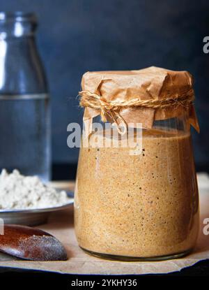 Le leven de seigle pour le pain est actif. Levain de départ. Ingrédients pour le levain. Banque D'Images