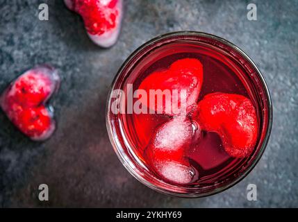 Cocktail froid rafraîchissant au printemps ou en été avec limonade framboise aux baies. Banque D'Images