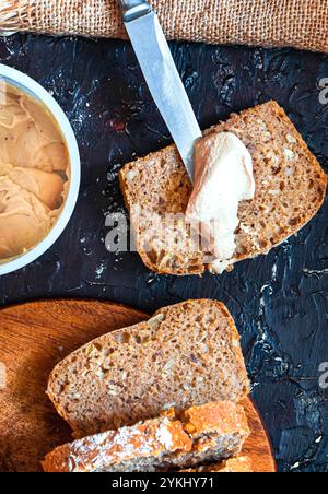 Morceau de pain à grains entiers tartiné avec pâté de foie. Banque D'Images