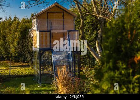 Une maison en bois dans les arbres pour les enfants protégé contre la neige et la pluie d'hiver avec du papier d'aluminium Banque D'Images