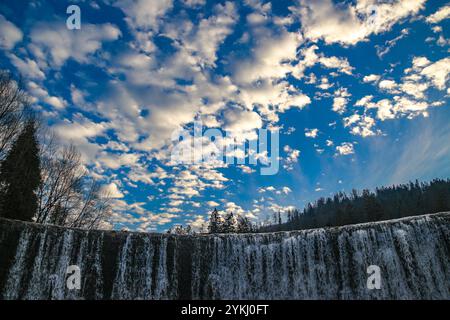 Niveau d'eau élevé sur la rivière Vistule, eau tombant de la cascade Banque D'Images