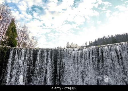 Niveau d'eau élevé sur la rivière Vistule, eau tombant de la cascade Banque D'Images