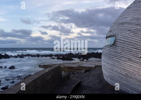 Sur l'île de Pico, Açores se trouve le bar Cella, doté d'une architecture impressionnante. Banque D'Images