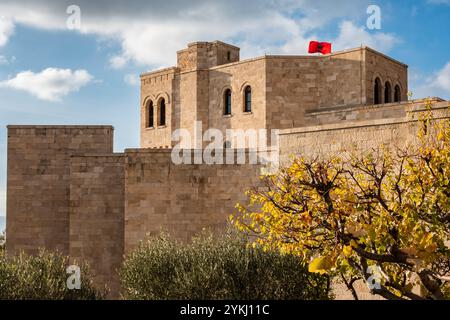 Vue du Musée Skanderbeg à Kruja, Albanie-il rend hommage au héros national Gjergj Kastrioti Skanderbeg. Château de Kruja citadelle historique et National Hi Banque D'Images