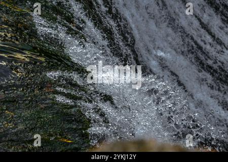 Niveau d'eau élevé sur la rivière Vistule, eau tombant de la cascade Banque D'Images