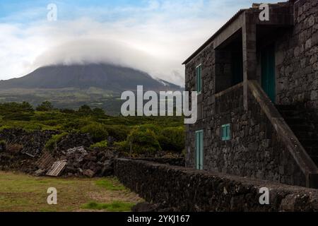 Le village de Lajido est situé dans l'un des centres de la cave de lave sur l'île de Pico, aux Açores. Banque D'Images